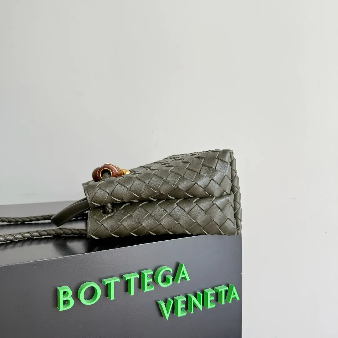 The new Andiamo batch of 3060 BV is shipped‼ ️The classic intercciato weaving process is used to create a soft bag, the metal knot is made of micro-cast aluminum using jewelry technology🪢, and the decorative beads are made of metal and hand-polished oak, allowing you to jump repeatedly between elegance and fun💃, making it unpredictable. Classic and versatile, it shows off your temperament, and the bag has a large capacity, making it very convenient for daily commuting! It has a variety of carrying methods, the shoulder straps can be adjusted by yourself, the original lambskin feels soft and delicate, and the unisex style breaks gender boundaries and brings a more practical and long-lasting use experience. The Andiamo, which has both elegant and casual styles, perfectly interprets the "fashionable old money style". Style number: 743568+wood hardware Color: dark mustard Size: 25*22*10.5cm